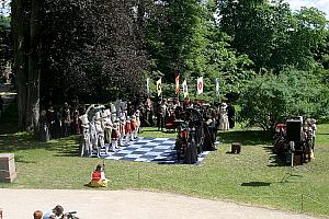 Slavnosti pětilisté růže 2005, 19. června 2005 - živé šachy, foto: Lubor Mrázek (1/12)