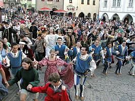 Výuka starých tanců, Slavnosti pětilisté růže 20. - 22. června 2003, foto: Lubor Mrázek (18/25)