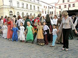 Výuka starých tanců, Slavnosti pětilisté růže 20. - 22. června 2003, foto: Lubor Mrázek (24/25)